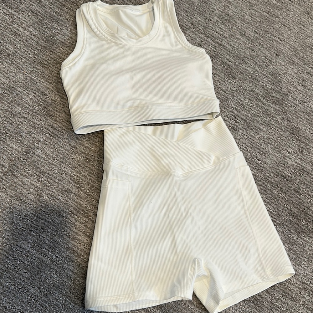 Bike shorts spandex booty shorts & sports bra set size small NEW
